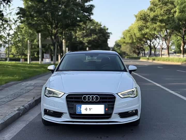 >8L Engine GCC Sedan Left Steering Dark Interior Fully Loaded Leather Seats Rear Camera R18 Automatic Gearbox 3