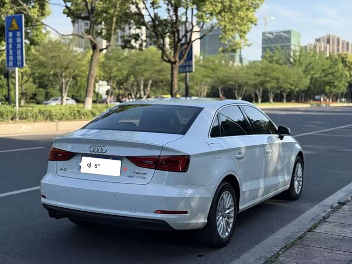 >8L Engine GCC Sedan Left Steering Dark Interior Fully Loaded Leather Seats Rear Camera R18 Automatic Gearbox - Image 1