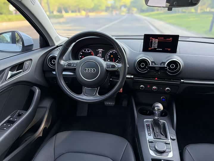 >8L Engine GCC Sedan Left Steering Dark Interior Fully Loaded Leather Seats Rear Camera R18 Automatic Gearbox 9
