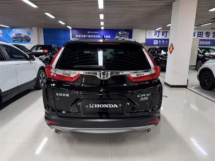 compact SUV, 17-inch tires, leather interior, left hand drive, equipped with aluminum alloy roof rack. 3