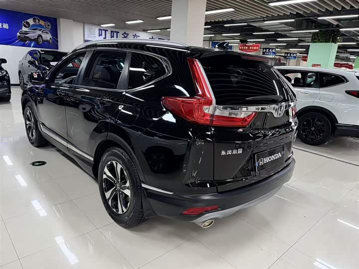 compact SUV, 17-inch tires, leather interior, left hand drive, equipped with aluminum alloy roof rack. 4