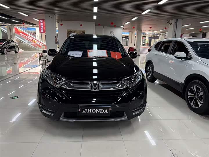 compact SUV, 17-inch tires, leather interior, left hand drive, equipped with aluminum alloy roof rack. 5