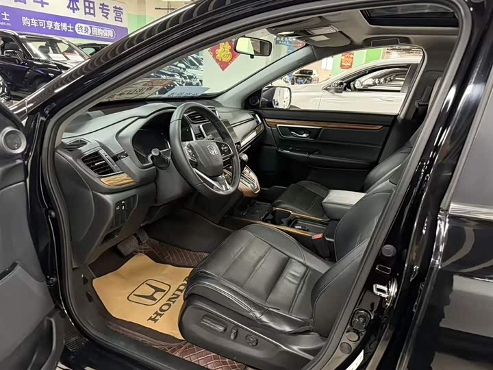 compact SUV, 17-inch tires, leather interior, left hand drive, equipped with aluminum alloy roof rack. 6