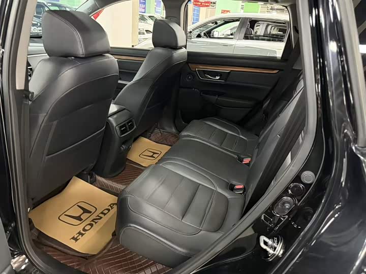 compact SUV, 17-inch tires, leather interior, left hand drive, equipped with aluminum alloy roof rack. 7