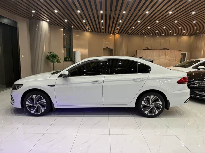 200TSI DSG Family Sedan 2