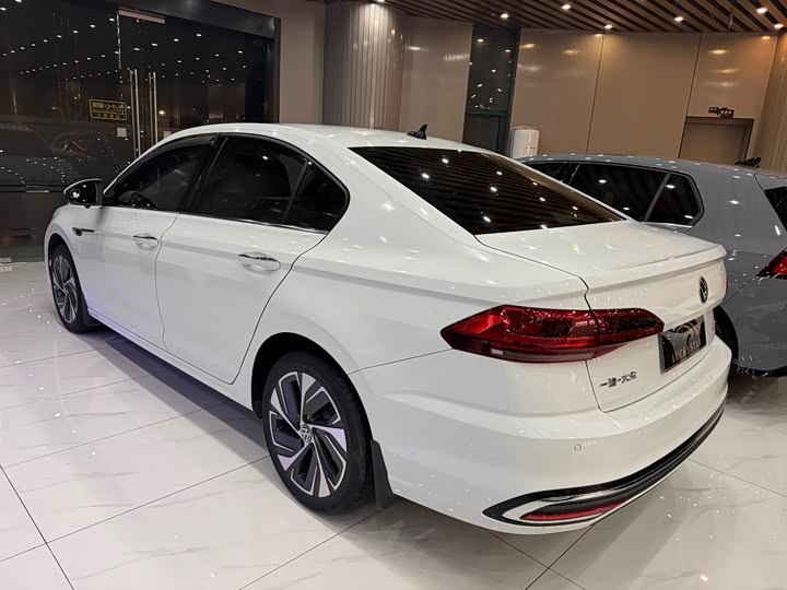 200TSI DSG Family Sedan 4