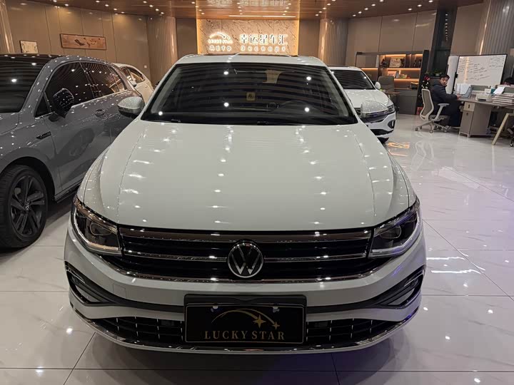 200TSI DSG Family Sedan 10