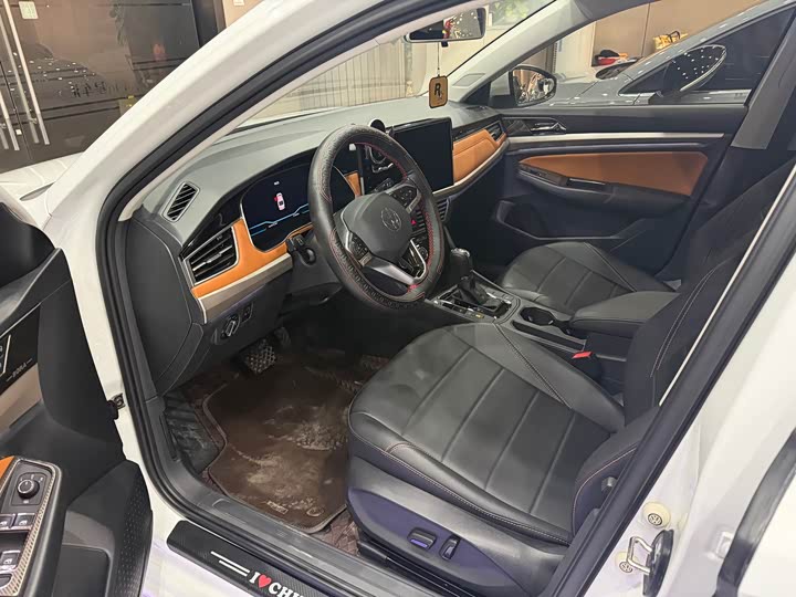 200TSI DSG Family Sedan 11