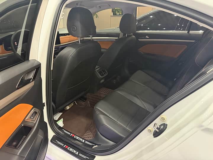 200TSI DSG Family Sedan 12