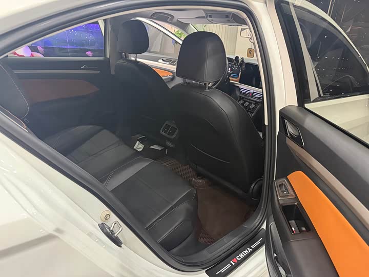 200TSI DSG Family Sedan 7