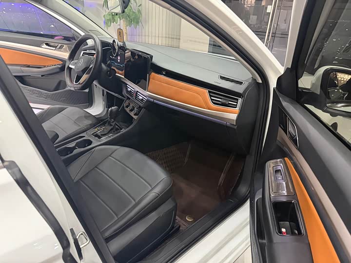 200TSI DSG Family Sedan 9