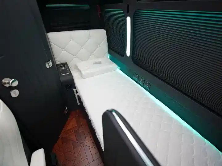 2015-2024, 30 Seats, Chinese Used Car Export, Customizable Used Bus Vehicle 5
