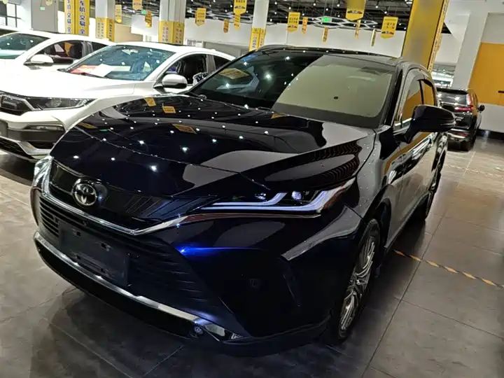 AWD, Leather Seats, Dark Interior, Aluminum Alloy Roof Rack, Left Hand Drive, Chinese Used Car Export, Customizable 3