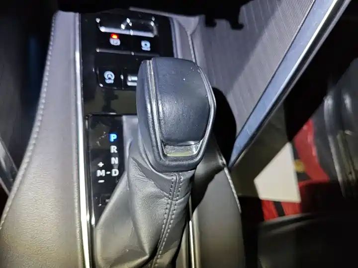 AWD, Leather Seats, Dark Interior, Aluminum Alloy Roof Rack, Left Hand Drive, Chinese Used Car Export, Customizable 13