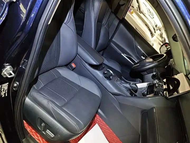 AWD, Leather Seats, Dark Interior, Aluminum Alloy Roof Rack, Left Hand Drive, Chinese Used Car Export, Customizable 22