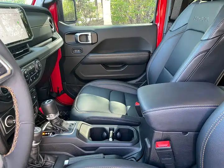 4-Door 2.0T Used Car From China For Export 12