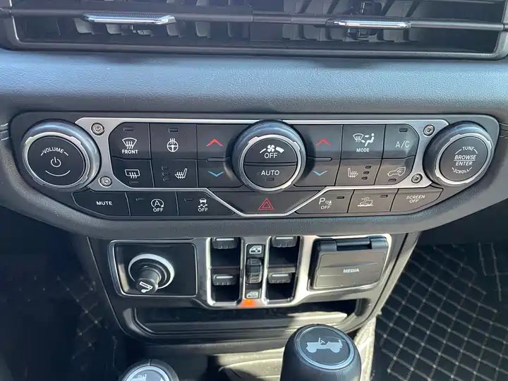 4-Door 2.0T Used Car From China For Export 13
