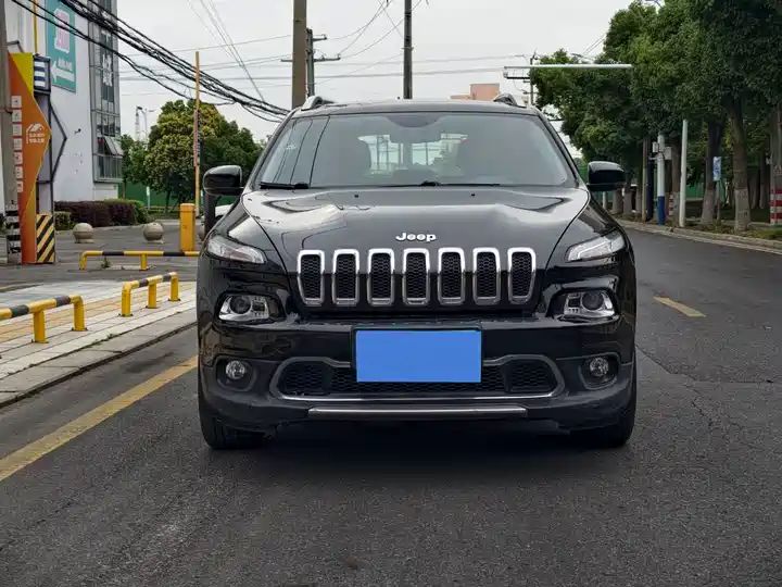 Cherokee 2.4L Limited | Used Car for Export from China 2