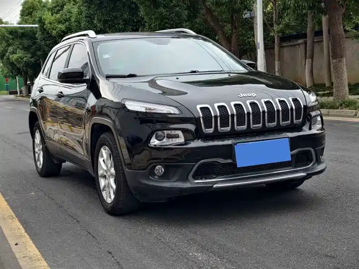 Cherokee 2.4L Limited | Used Car for Export from China 3