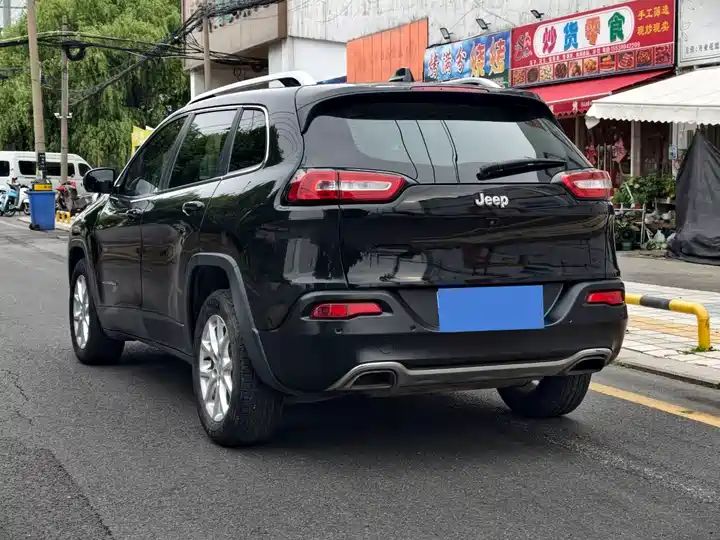 Cherokee 2.4L Limited | Used Car for Export from China 5