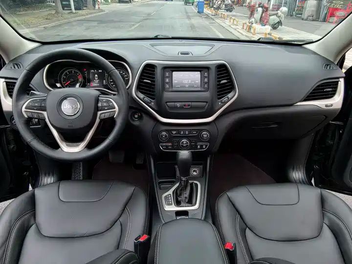 Cherokee 2.4L Limited | Used Car for Export from China 6