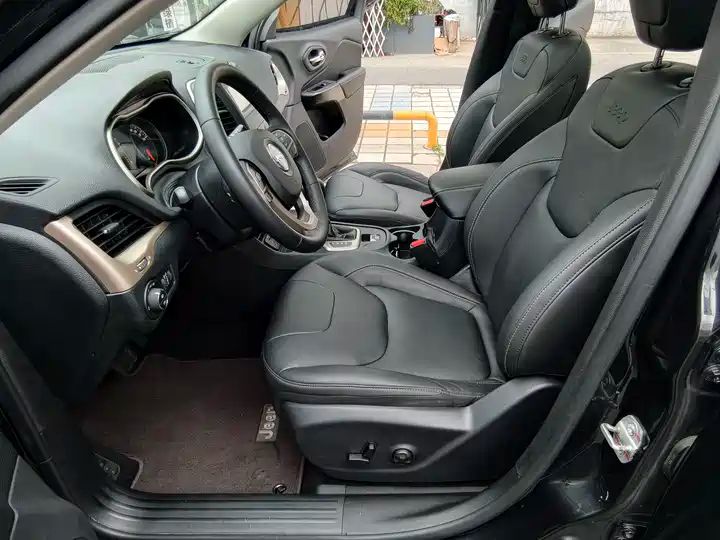 Cherokee 2.4L Limited | Used Car for Export from China 7