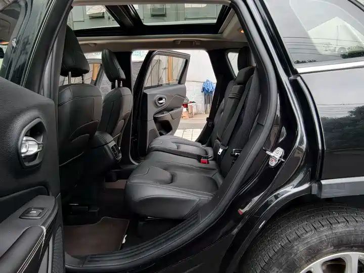 Cherokee 2.4L Limited | Used Car for Export from China 8