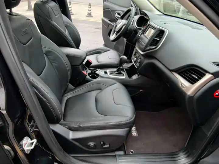 Cherokee 2.4L Limited | Used Car for Export from China 9