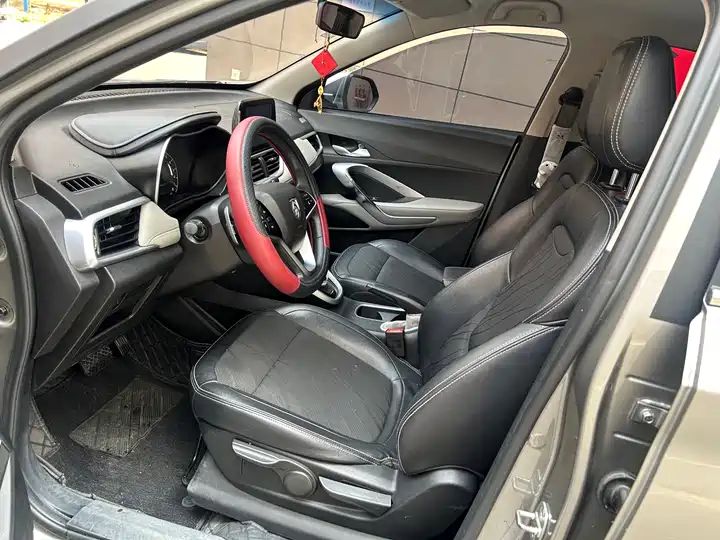 1.5L Automatic Fashion Trim Second Hand Car Export From China 4