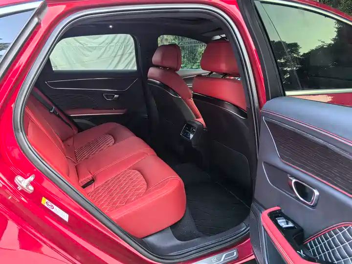 AWD High-Performance Flagship Used Car for Export 7