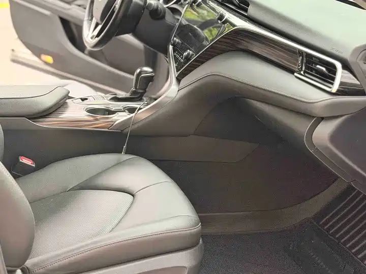 2.5G Luxury China VI LHD Sedan | Professional China Used Car Exporter 7