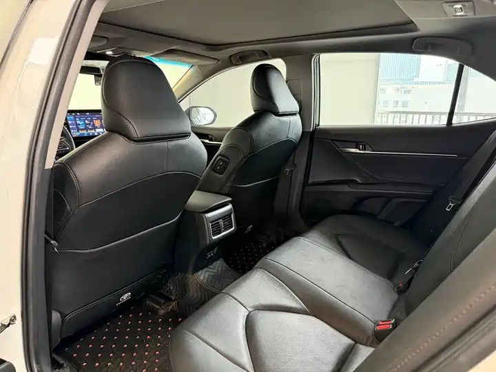 2.5G Luxury LHD Sedan | China Used Car Exporter Seeking Global Business Partners 9