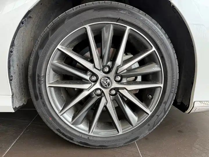 2.5G Luxury LHD Sedan | China Used Car Exporter Seeking Global Business Partners 11
