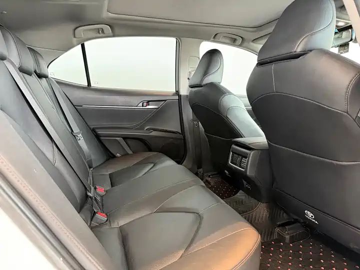 2.5G Luxury LHD Sedan | China Used Car Exporter Seeking Global Business Partners 12