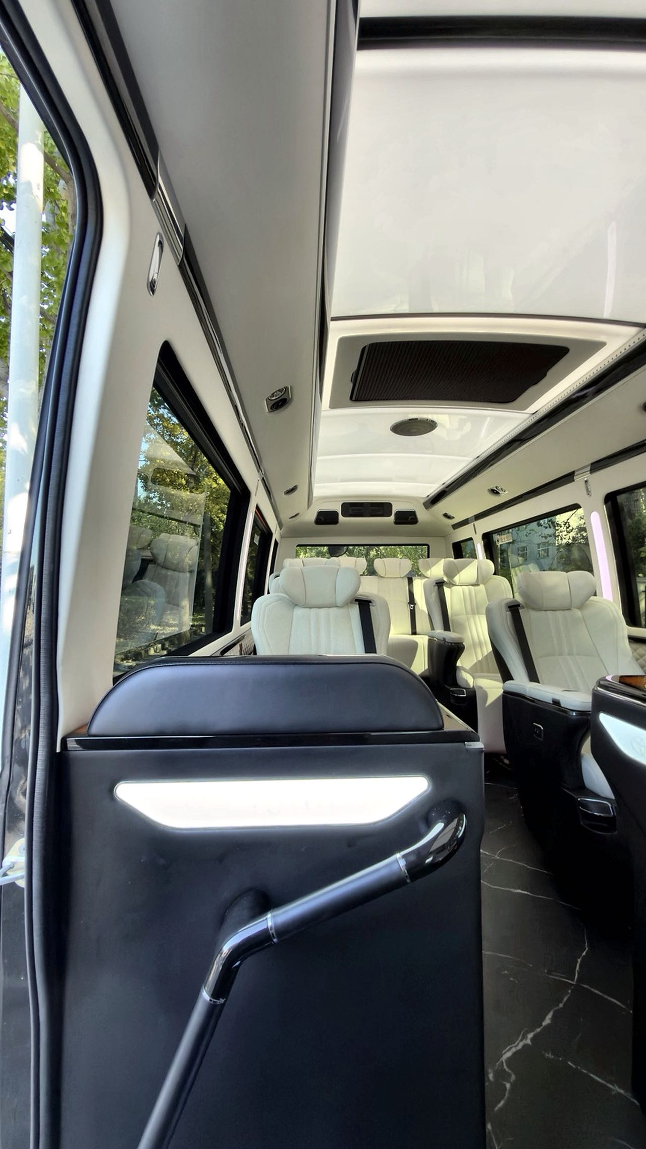 Bus 12-Seat Caesar Gulfstream Version, LHD, With Paint Protection Film, Used Car Export from China, Custom Available 3