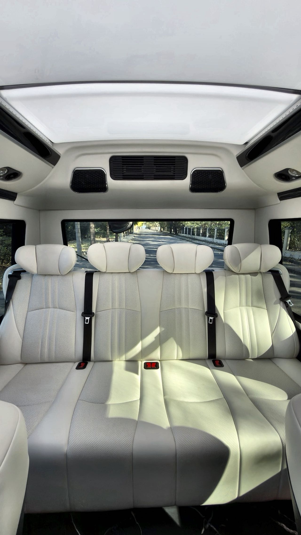 Bus 12-Seat Caesar Gulfstream Version, LHD, With Paint Protection Film, Used Car Export from China, Custom Available 7