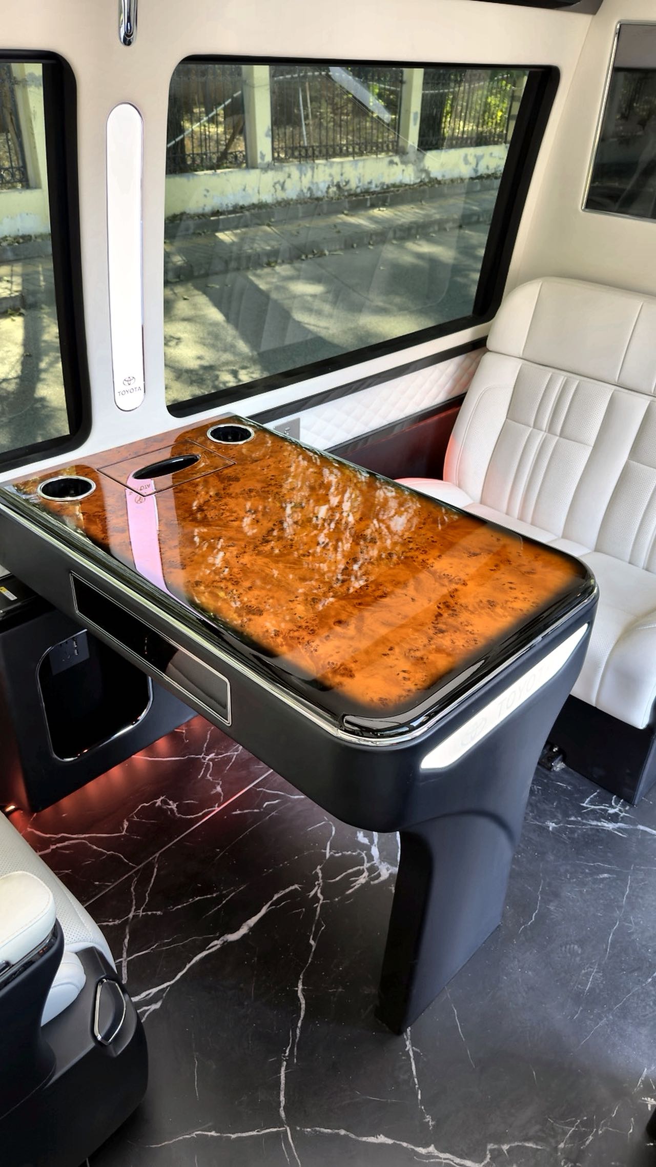 Bus 12-Seat Caesar Gulfstream Version, LHD, With Paint Protection Film, Used Car Export from China, Custom Available 10
