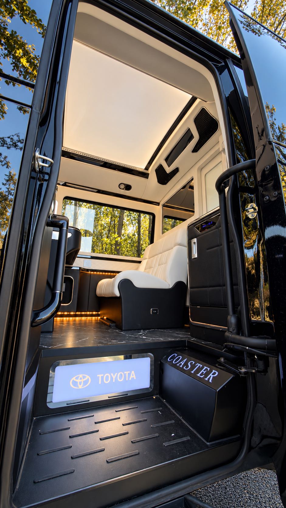 Bus 12-Seat Caesar Gulfstream Version, LHD, With Paint Protection Film, Used Car Export from China, Custom Available 11